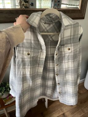 Grey and White Plaid Button-Up Shacket
Womens Columbia Size M